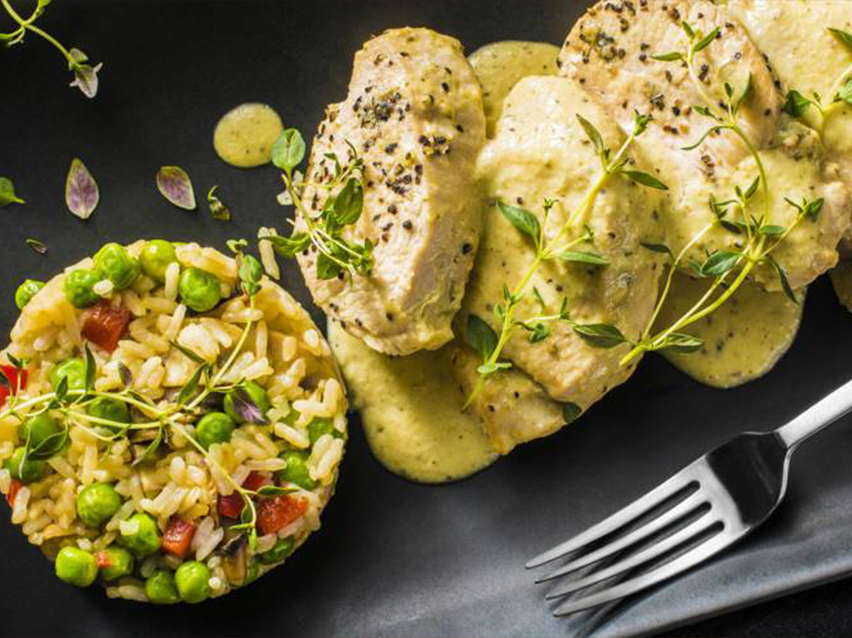 Κοτόπουλο με κρέμα, ρύζι με μπιζέλια.